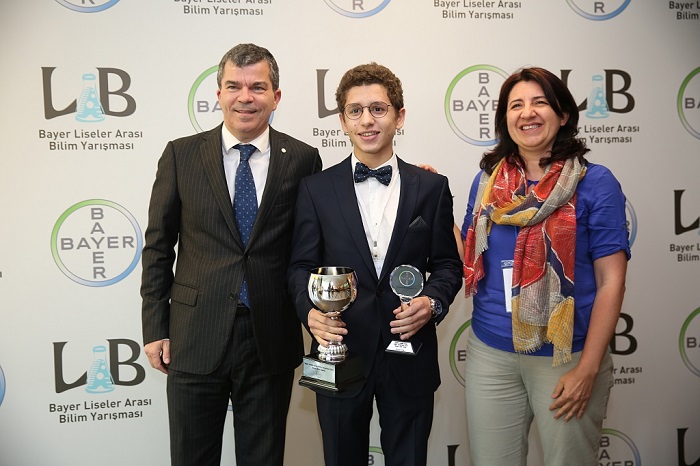 Bayer Özel Ödülü’nü ise "Alterna-Tesla” isimli proje ile Ulus Özel Musevi Lisesi öğrencisi Yosi Kohen Kutucu almaya hak kazandı. 