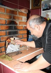 Kars'ta 20 yıldır çayhane işleten Ahmet Mamay odun ateşindeki çayın demini, tadını diğer ocak ve ısıtıcıların vermediğini söylüyor. 