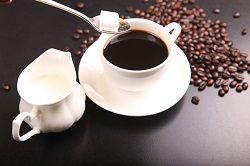 Eğer içine ilave süt ve şeker eklememişseniz günde 1-2 fincan içilen kahve şişmanlatan bir içecek değildir. 
