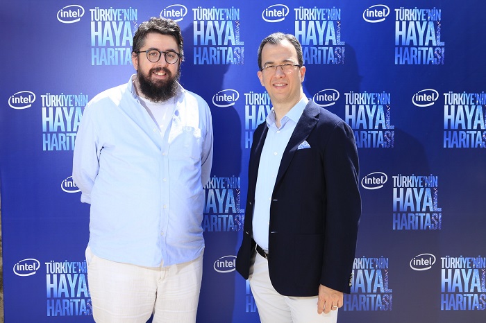 Future Bright Şirket Kurucu Ortağı Akan Abdula (solda); Intel Türkiye Genel Müdürü Burak Aydın (sağda)