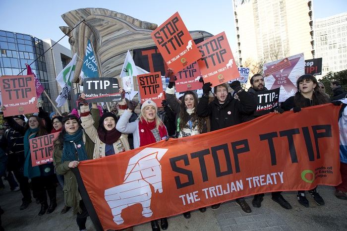 No TTIP train to Brussels. Lobbying the European Commission. Belgium. © Jess Hurd/NoTTIP