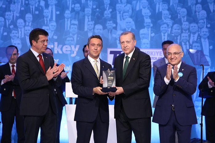 Türkiye İhracatçılar Meclisi’nin (TİM) düzenlediği İhracat Şampiyonları Ödül Töreni’ne bu yıl da Koç Topluluğu Şirketleri damgasını vurdu. Son 5 yıldır olduğu gibi 2015 yılında da en fazla ihracat yapan ilk 10 şirketin 4’ü Koç Topluluğu Şirketleri’nden oluştu. 1’inci Ford Otosan, 2’nci Tüpraş, 6’ncı Tofaş, 7’nci Arçelik olurken, ödülleri Koç Holding Yönetim Kurulu Başkanı Ömer M. Koç ve Koç Holding Yönetim Kurulu Başkan Vekili Ali Y. Koç, Cumhurbaşkanı Recep Tayyip Erdoğan’ın elinden aldı.