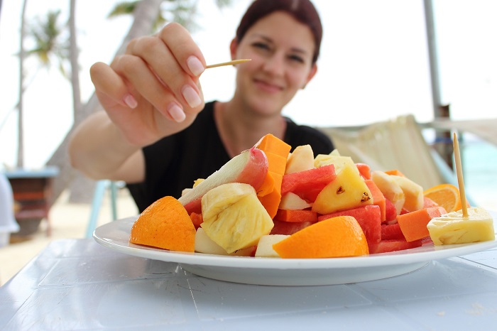 Sadece simit veya poğaça gibi protein içeriği düşük karbonhidratları kahvaltı olarak tüketmek veya sadece meyve yemek sağlıklı bir kahvaltı değildir. 