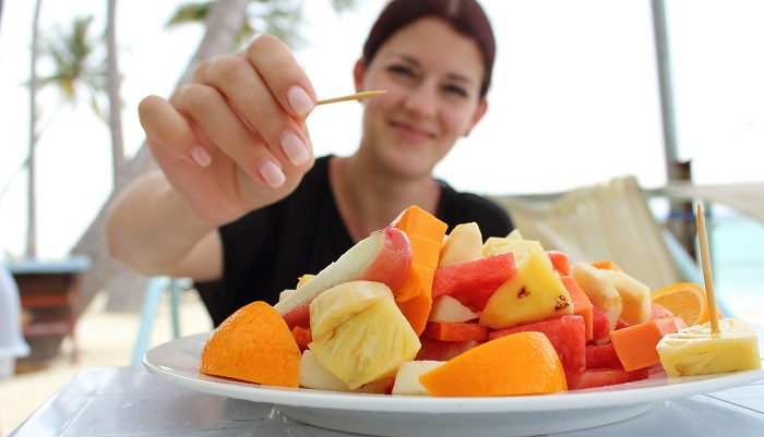 Doğal tatlı olarak meyve tüketebilirsiniz. Hem antioksidan vitaminler hem de yeterli lif almanız için günde 3-4 porsiyon meyve tüketmeye özen gösterin.