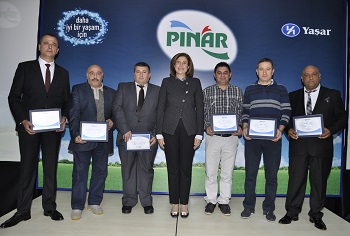 Yaşar Holding Yönetim Kurulu Başkan Vekili ve Pınar Süt Yönetim Kurulu Başkanı İdil Yiğitbaşı, Pınar Süt ile Çamlı Yem Besicilik’te 20. çalışma yılını başarıyla tamamlayanlara başarı sertifikalarını verdi.