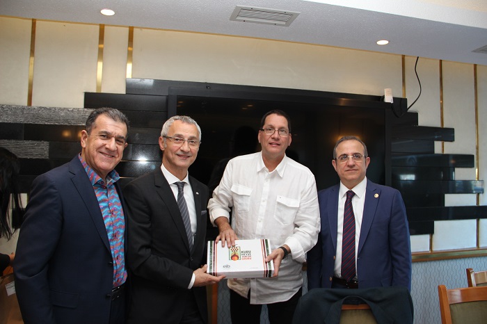 EİB Koordinatör Başkanı Sabri Ünlütürk, Venezuela Dış Ticaret ve Uluslararası Yatırım Bakanı Jesus Faria Tortosa'ya günün anısına plaket ve kuru meyve hediye etti.